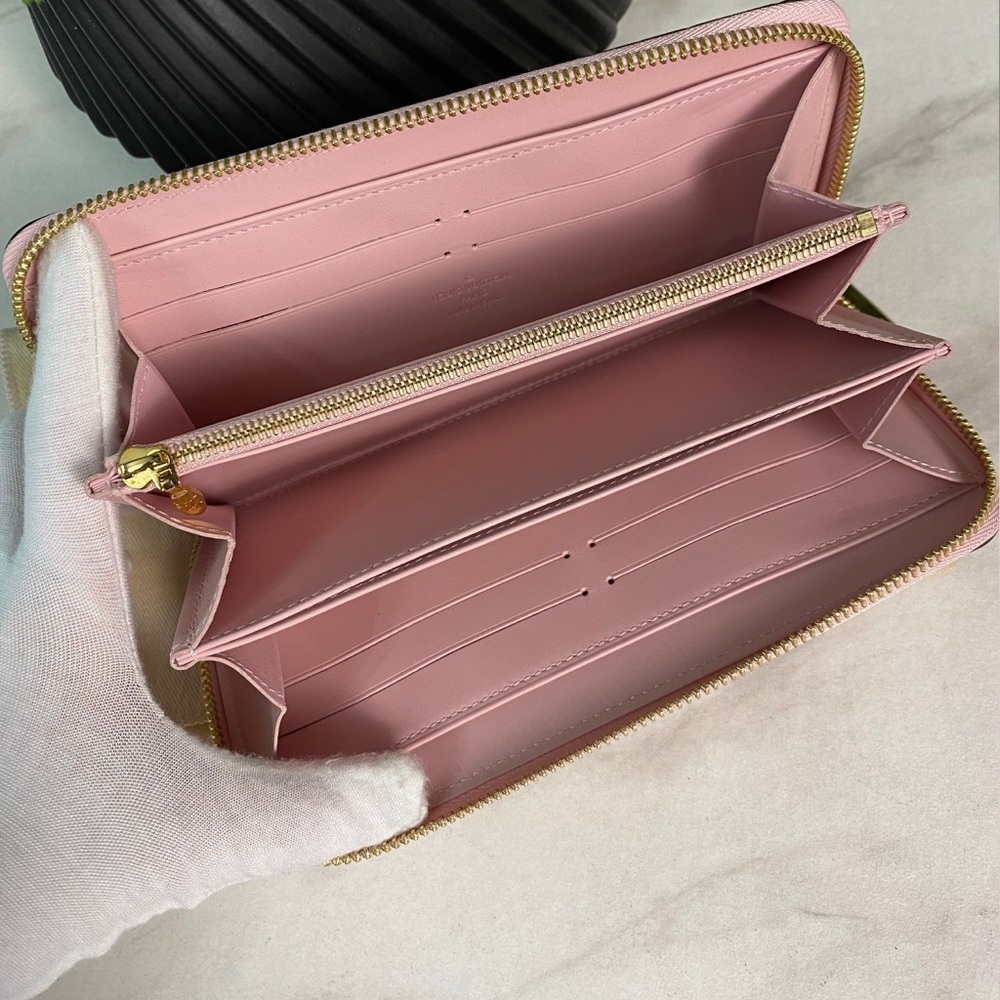 Like NEW 🔥 Pristine condition Louis Vuitton Pink Paten leather zip around Wallet - Picture 4 of 8